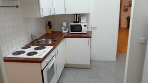 Basic-Apartment | Eigene Küche | Kühlschrank, Mikrowelle, Ofen, Herdplatte