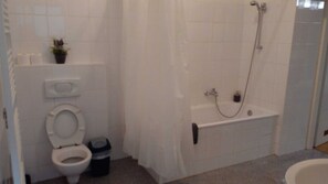 Basic-Apartment | Badezimmer | Duschwanne, kostenlose Toilettenartikel, Haartrockner, Handtücher