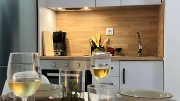 Cafetera o tetera, frigorífico, horno y placa de cocina
