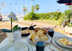 Outdoor dining - Apartment Mar Alegre – Beachfront Escape on the Costa del Sol (Morche)