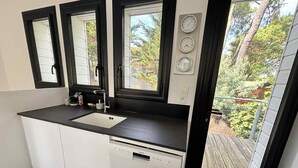 Coffee/tea maker, fridge, microwave, oven