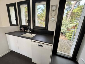 Een koelkast, een microgolfoven, een oven, een kookplaat