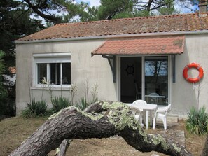 Outdoor dining - Renovated house near ocean, pets welcome, wifi, parking (La Faute-sur-Mer)