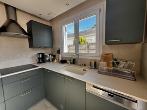 Fridge, microwave, oven, stovetop - Charming renovated house 200 m from the beach (La Faute-sur-Mer)