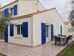Outdoor dining - Large independent house 4 bedrooms, pets allowed, 600m from the beach (La Tranche-sur-Mer)