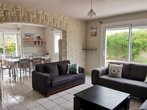 TV - Large independent house 4 bedrooms, pets allowed, 600m from the beach (La Tranche-sur-Mer)