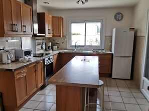 Fridge, microwave, oven, stovetop - Large independent house 4 bedrooms, pets allowed, 600m from the beach (La Tranche-sur-Mer)