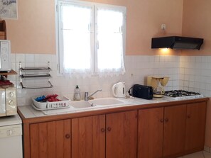 Jääkaappi, mikroaaltouuni, uuni, liesi