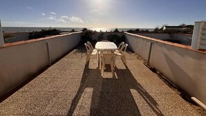 Outdoor dining - Cottage with Terrace and Sea View, Pets Allowed (La Tranche-sur-Mer)