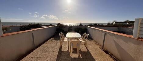 تناول الطعام بالخارج