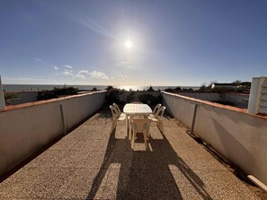 Outdoor dining - Cottage with Terrace and Sea View, Pets Allowed (La Tranche-sur-Mer)