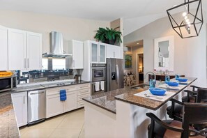 Kühlschrank, Mikrowelle, Ofen, Geschirrspüler