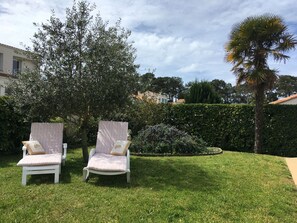 Property grounds - Charming house in La Tranche-Sur-Mer, 5 sleeps, garden and south terrace (La Tranche-sur-Mer)