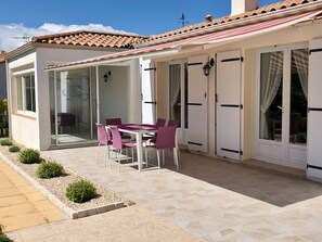 Outdoor dining - Charming house in La Tranche-Sur-Mer, 5 sleeps, garden and south terrace (La Tranche-sur-Mer)