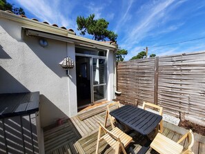 Outdoor dining - Renovated cottage near beach with pets allowed and parking (La Faute-sur-Mer)