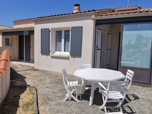 Outdoor dining - Renovated house near beach and forest, perfect for 6 guests (La Tranche-sur-Mer)