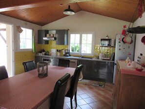 Fridge, microwave, oven, stovetop - Family house with garden, 1km from the beach (La Faute-sur-Mer)