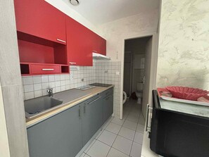 Fridge, microwave, oven, stovetop - Cozy city-center apartment, 400m from beaches, parking included (La Tranche-sur-Mer)