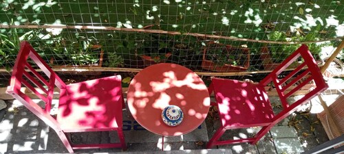 Positioned a few meters from the Waterfront, the Beach and the Railway.