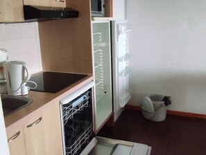Kühlschrank, Mikrowelle, Herdplatte, Geschirrspüler