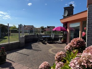 Outdoor dining - 3 bedroom accommodation in Julianadorp aan Zee (Julianadorp aan Zee)