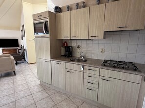 Refrigerador, parrilla de estufa, lavavajillas y cafetera y tetera 