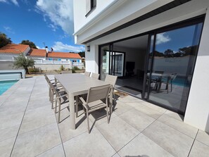 Outdoor dining - New 130m² villa with heated pool, 4 bedrooms (La Tranche-sur-Mer)