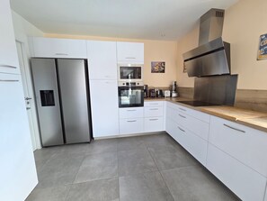 Fridge, microwave, oven, stovetop - New 130m² villa with heated pool, 4 bedrooms (La Tranche-sur-Mer)