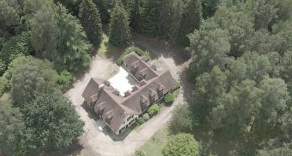 Casa tranquila y apacible en el bosque, ideal para familia y amigos