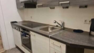 Apartemen Basic | Dapur pribadi | Lemari es, microwave, oven, dan kompor