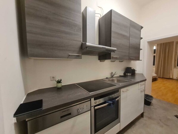 Departamento básico | Cocina privada | Refrigerador, microondas, horno y parrilla de estufa 