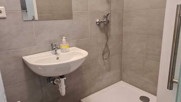 Apartemen Basic | Kamar mandi | Shower, perlengkapan mandi gratis, pengering rambut, dan handuk