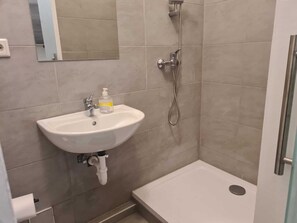 Departamento básico | Baño | Regadera, amenidades de baño gratuitas, secadora de cabello, toallas 