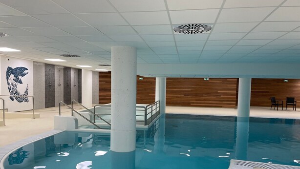 An indoor swimming pool with a central column, steps leading into the pool, and a wooden wall in the background. - Studio in Gourette with pool and pets allowed, 4 pers (Gourette)