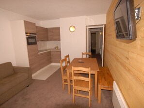Interior - Comfort studio 6 people, pets allowed, southwest view (Gourette)