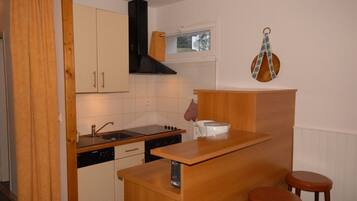 Een koelkast, een magnetron, een vaatwasser