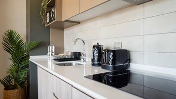 Kühlschrank, Mikrowelle, Ofen, Herdplatte