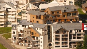 Ett modernt bostadsområde med flerfamiljshus, balkonger och solpaneler.