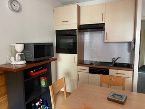 Fridge, microwave, dishwasher - Gourette: Studio 4 pers, pool, pets allowed (Gourette)