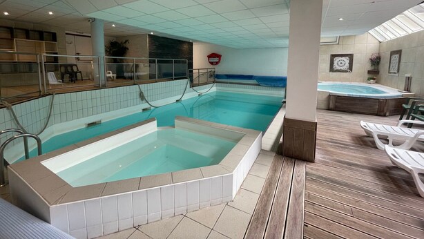 An indoor swimming pool with a hot tub, tiled walls, and wooden flooring. - Gourette: Duplex Studio 7 pers, Pool & WIFI (Gourette)