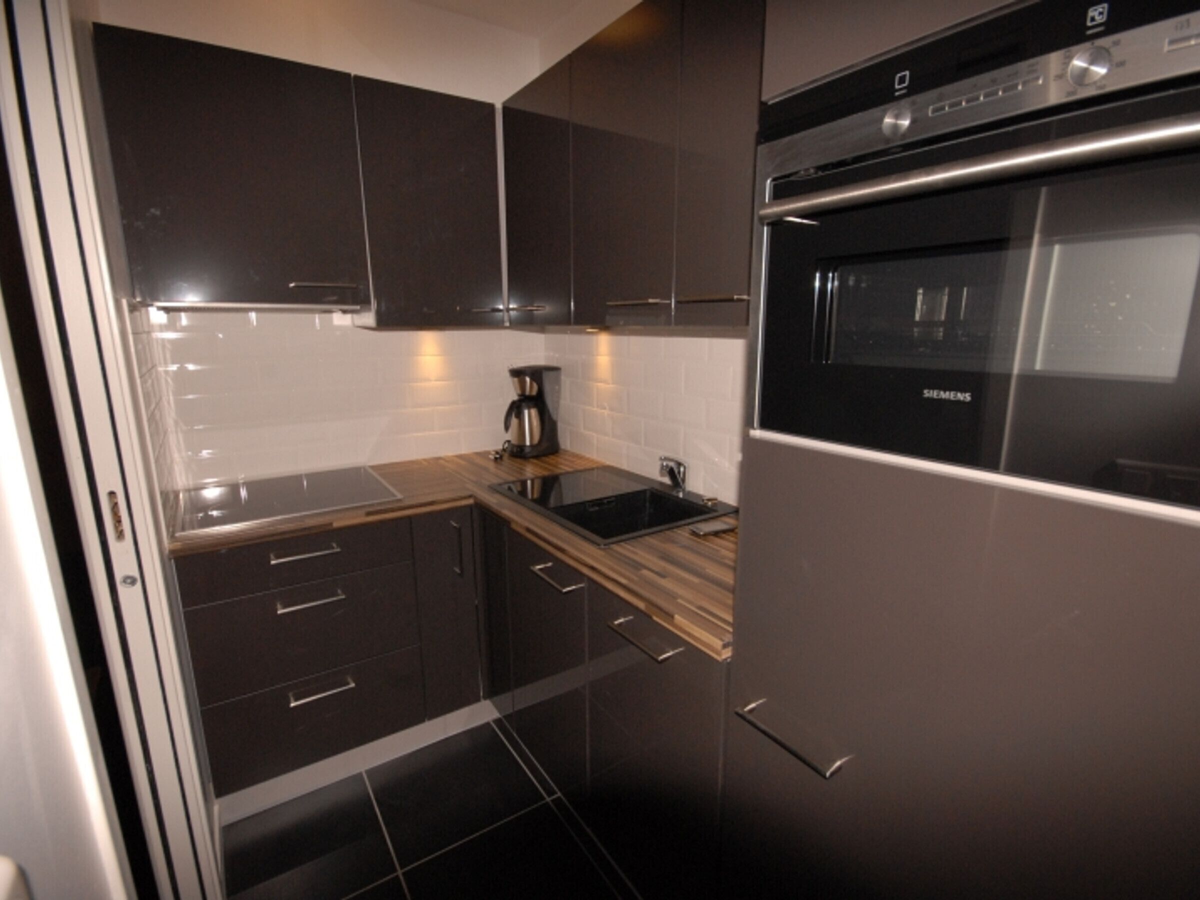 ثلاجة، ميكروويف، غسالة أطباق