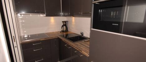 Een koelkast, een microgolfoven, een vaatwasser