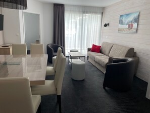 TV - Family apartment in Gourette for 8, winter/summer pool, pets allowed (Gourette)