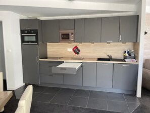 Kühlschrank, Mikrowelle, Geschirrspüler
