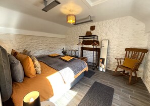 2 chambres, fer et planche à repasser, lit parapluie, Wi-Fi gratuit