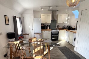 Fridge, microwave, oven, stovetop - Excellent 2 bed cottage in the stunning Scottish Highlands near Portmahomack (Tain)
