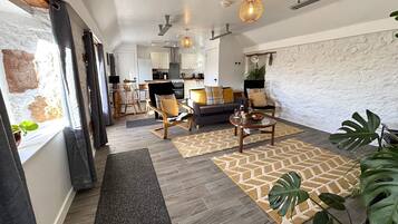 Smart-tv, een open haard, een dvd-speler en boeken