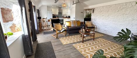 Una Smart TV, una chimenea, un reproductor de DVD, libros