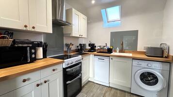 Een koelkast, een microgolfoven, een oven, een kookplaat