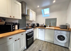 Fridge, microwave, oven, stovetop - Excellent 2 bed cottage in the stunning Scottish Highlands near Portmahomack (Tain)